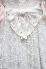 画像3: BABY,THE STARS SHINE BRIGHT / はるちゃんの願いを紡ぐFlower embroideryジャンパースカート  白 S-25-05-14-047-BA-OP-AS-ZS (3)