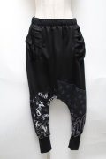 NieR Clothing / プリント切替サルエルパンツ  黒 S-25-05-22-043-PU-PA-AS-ZS