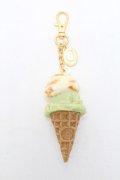 Q-pot. / シーソルトキャラメル＆ピスタチオダブルアイスクリームバッグチャーム  ベージュｘグリーン S-25-05-28-003-QP-AC-HR-ZS
