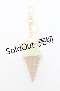 Q-pot. / シーソルトキャラメル＆ピスタチオダブルアイスクリームバッグチャーム  ベージュｘグリーン S-25-05-28-003-QP-AC-HR-ZS
