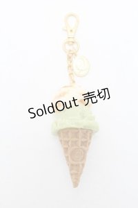 Q-pot. / シーソルトキャラメル＆ピスタチオダブルアイスクリームバッグチャーム  ベージュｘグリーン S-25-05-28-003-QP-AC-HR-ZS