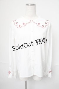 axes femme kawaii / スカラップ苺刺繍ブラウス  白 S-25-05-31-018-AX-BL-HR-ZS