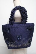 Maison de FLEUR / ダイヤキルトリボンフリルハンドルトートバッグ  紺 S-25-06-01-023-LO-BG-HR-ZS