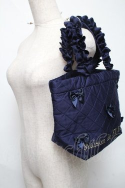 画像2: Maison de FLEUR / ダイヤキルトリボンフリルハンドルトートバッグ  紺 S-25-06-01-023-LO-BG-HR-ZS