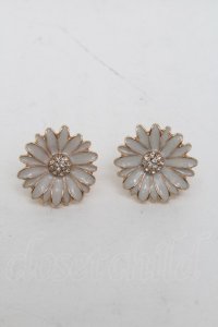 m petit by misako / AMフラワービジューイヤリング  白 S-25-06-09-010-LO-AC-HR-ZS