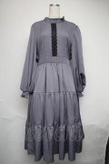 m petit by misako / AOK＊レースティアードワンピース  グレー S-25-06-09-1039-LO-OP-HR-ZS