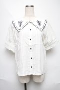 axes femme POETIQUE / ブーケ刺繍スカラップ襟ブラウス  キナリ S-25-06-11-017-AX-BL-AS-ZS