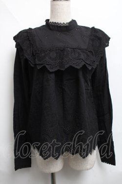 画像1: axes femme POETIQUE / 刺繍レースフリルブラウス  黒 S-25-06-11-038-AX-TO-AS-ZS