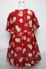 画像2: PINK HOUSE / ひな菊コサージュプリントチュニックブラウス  赤 S-25-06-23-036-LO-BL-SA-ZT281 (2)