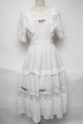 axes femme POETIQUE / フラワー刺繍ピナフォアワンピース  白 S-25-06-26-040-AX-OP-HR-ZS