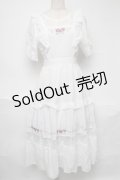 axes femme POETIQUE / フラワー刺繍ピナフォアワンピース  白 S-25-06-26-040-AX-OP-HR-ZS