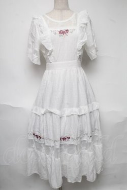 画像1: axes femme POETIQUE / フラワー刺繍ピナフォアワンピース  白 S-25-06-26-040-AX-OP-HR-ZS