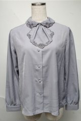 an another angelus / カットワーク刺繍ジャボ付きブラウス  グレー S-25-06-27-019-CA-BL-HR-ZS