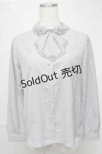 an another angelus / カットワーク刺繍ジャボ付きブラウス  グレー S-25-06-27-019-CA-BL-HR-ZT490