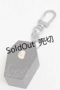 Q-pot. / 棺桶バッグチャーム  黒 S-25-07-03-014-QP-AC-AS-ZS