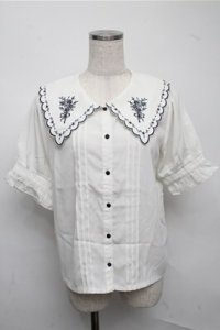 axes femme POETIQUE / ブーケ刺繍スカラップ襟ブラウス  オフ S-25-07-14-031-AX-BL-HR-ZS