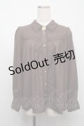axes femme / カメオ付ピンタックブラウス  ブラウン S-25-07-21-011-AX-BL-AS-ZI