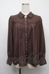 axes femme / カメオ付ピンタックブラウス  ブラウン S-25-07-21-011-AX-BL-AS-ZS