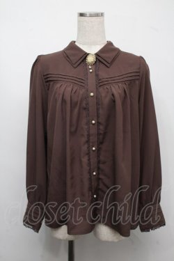画像1: axes femme / カメオ付ピンタックブラウス  ブラウン S-25-07-21-011-AX-BL-AS-ZS