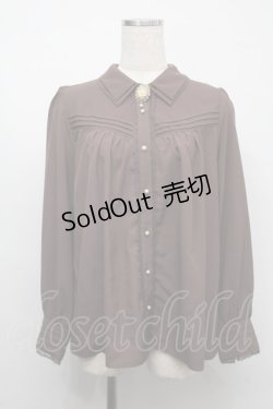 画像1: axes femme / カメオ付ピンタックブラウス  ブラウン S-25-07-21-011-AX-BL-AS-ZI