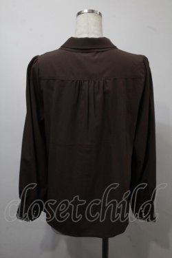 画像2: axes femme / カメオ付ピンタックブラウス  ブラウン S-25-07-21-011-AX-BL-AS-ZS