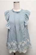 axes femme / 裾刺繍ノースリブラウス  サックス S-25-07-26-019-AX-BL-AS-ZS