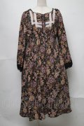 axes femme / 胸元シャーリング&レース花柄ワンピース  黒 S-25-07-31-049-AX-OP-AS-ZS
