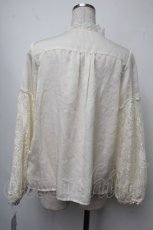 画像2: axes femme NOSTALGIE / ドビーシフォンピンタックブラウス  オフ S-25-07-31-017-AX-BL-AS-ZI (2)
