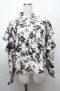 axes femme / アソート釦花柄フレアブラウス  オフｘ黒 S-25-07-31-023-AX-BL-AS-ZS