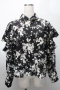 axes femme / アソート釦花柄フレアブラウス  黒ｘオフ S-25-07-31-024-AX-BL-AS-ZS