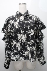 axes femme / アソート釦花柄フレアブラウス  黒ｘオフ S-25-07-31-024-AX-BL-AS-ZS