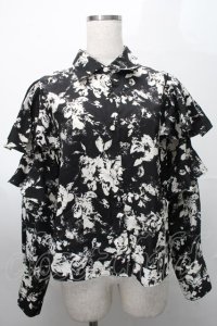 axes femme / アソート釦花柄フレアブラウス  黒ｘオフ S-25-07-31-024-AX-BL-AS-ZI