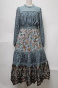 axes femme NOSTALGIE / 花柄ｘ刺繍スタンドワンピース  グリーン S-25-07-31-042-AX-OP-AS-ZS