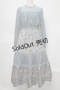 axes femme NOSTALGIE / 花柄ｘ刺繍スタンドワンピース  グリーン S-25-07-31-042-AX-OP-AS-ZS