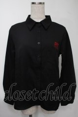 NieR Clothing / 胸元刺 シャツ  黒ｘ赤 S-25-08-02-025-PU-PA-HR-ZS
