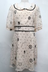 Fi.n.t /モチーフドットワンピース  ベージュ S-25-08-13-031-CA-OP-AS-ZS
