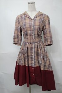 axes femme / 裾切り替えシャツワンピース  ベージュｘ赤 S-25-08-18-048-AX-OP-AS-ZS
