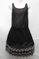 Emily Temple cute / スカラップ刺繍ワンピース  黒ｘピンク S-25-08-21-1036-ET-OP-AS-ZS
