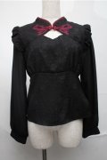 axes femme POETIQUE / チャイナバタフライ刺繍ブラウス  黒ｘワイン S-25-08-25-018-AX-BL-AS-ZS