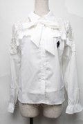 NieR Clothing / リボンタイ付きレース切替ブラウス  白 S-25-08-28-001-PU-BL-HR-ZS