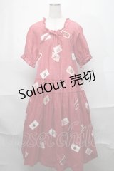 PINK HOUSE / PINK HOUSE×HELLO KITTY ネームワッペン使いワンピース  赤 S-25-08-29-050-LO-OP-HR-ZS