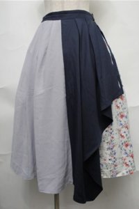axes femme / スカーフ風花柄切替スカート  紺ｘ白 S-25-08-31-053-AX-SK-AS-ZS