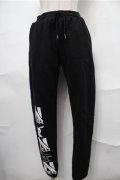 NieR Clothing / プリントスウェットパンツ  黒 S-25-08-31-059-PU-PA-HR-ZS
