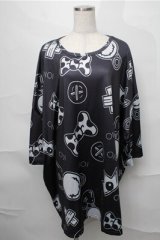 NieR Clothing / 転写総柄カットソー  黒 S-25-08-31-033-PU-TO-AS-ZT355