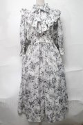 melume / makiコラボ花柄ワンピース 4L 白 S-25-09-04-043-LO-TO-AS-ZS