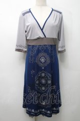 Ozz oneste / フロント魔法陣刺繍ワンピース  グレーＸ青 S-25-09-05-011-OO-OP-SA-ZS