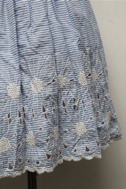 画像3: Emily Temple cute /裾マーガレット刺繍ボーダーワンピース  サックス S-25-09-06-045-ET-OP-ET-ZS