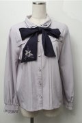 axes femme / バラブーケ刺繍リボンブラウス  ラベンダー S-25-09-06-026-AX-BL-AS-ZS