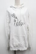 NieR Clothing / プリントフード付きプルオーバー  白 S-25-09-11-019-PU-TO-HR-ZS