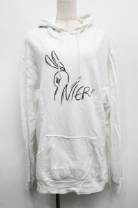 NieR Clothing / プリントフード付きプルオーバー  白 S-25-09-11-019-PU-TO-HR-ZI